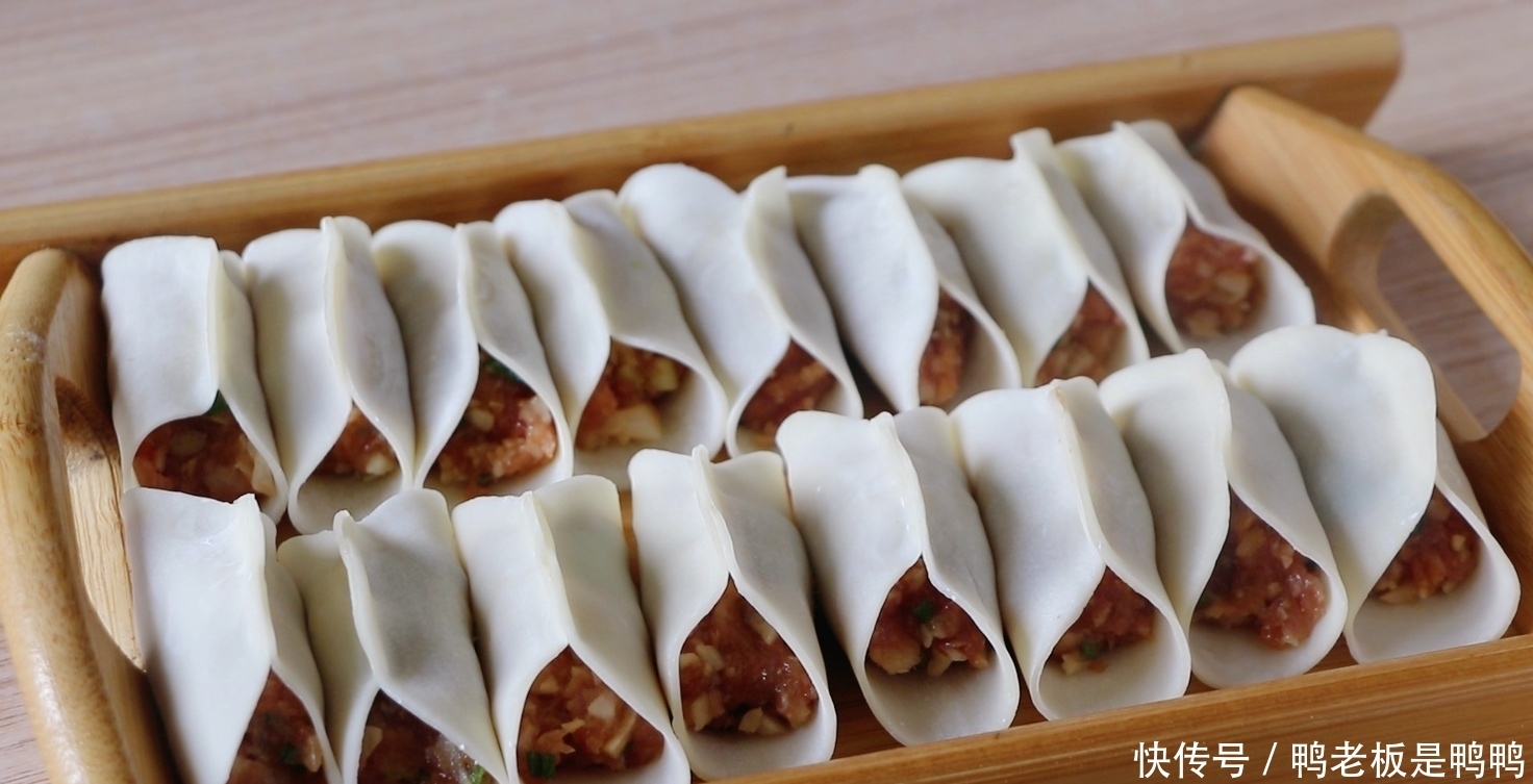 锅贴|全家最爱的莲藕鲜肉锅贴,晚上包好冻起来,早上10分钟搞定早餐