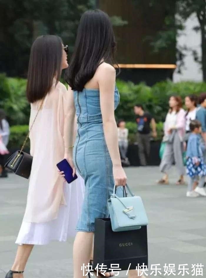 空姐|街拍:空姐小姐姐身材和相貌都很好看,很有都市成熟女人的味道!