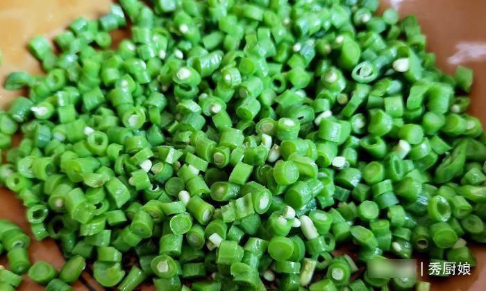 豆角|三伏天可以不吃肉，碰到此菜别手软，一斤不到2块钱，鲜美又营养