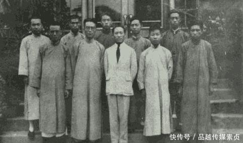 乞丐手抱菜坛子，直接要求见清华大学校长，坛里的东西震惊全国！