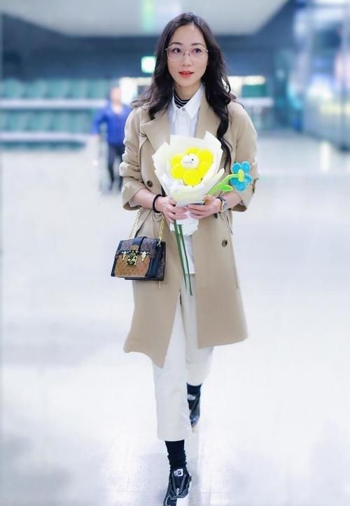 纯色 秋风衣是首选，明星手把手教你选款与搭配，换季照样美美的