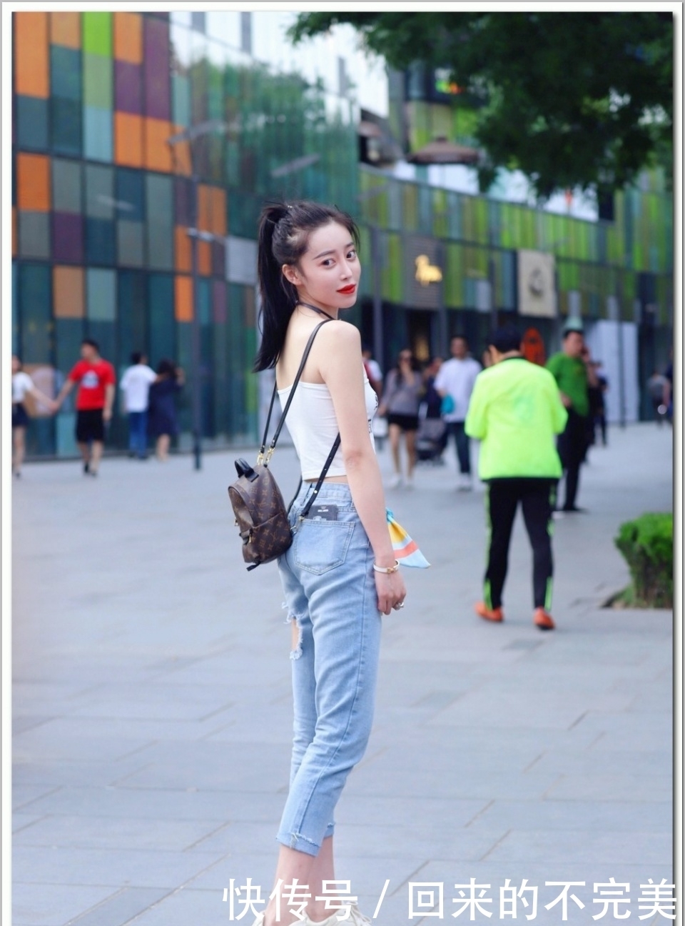 街拍:美女穿搭性感,图三时尚的紧身裙,大秀完美好身材