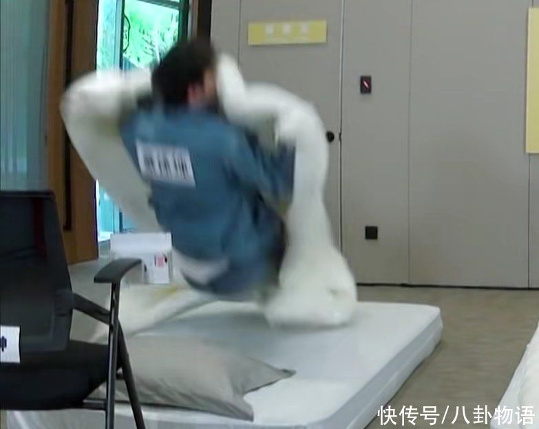 何炅|蔡徐坤钻被窝速度火了,被何炅在《向往5》里模仿,堪称神还原