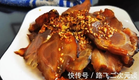 油泼蹄筋,这道菜的特色是色泽鲜艳,味美爽口