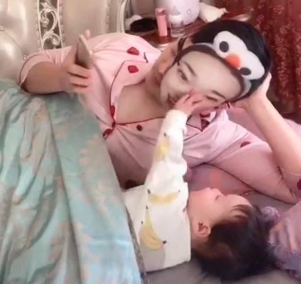 宝妈|妈妈加夜班,但宝宝看不见妈妈就哭闹,爸爸的做法让网友们们笑喷