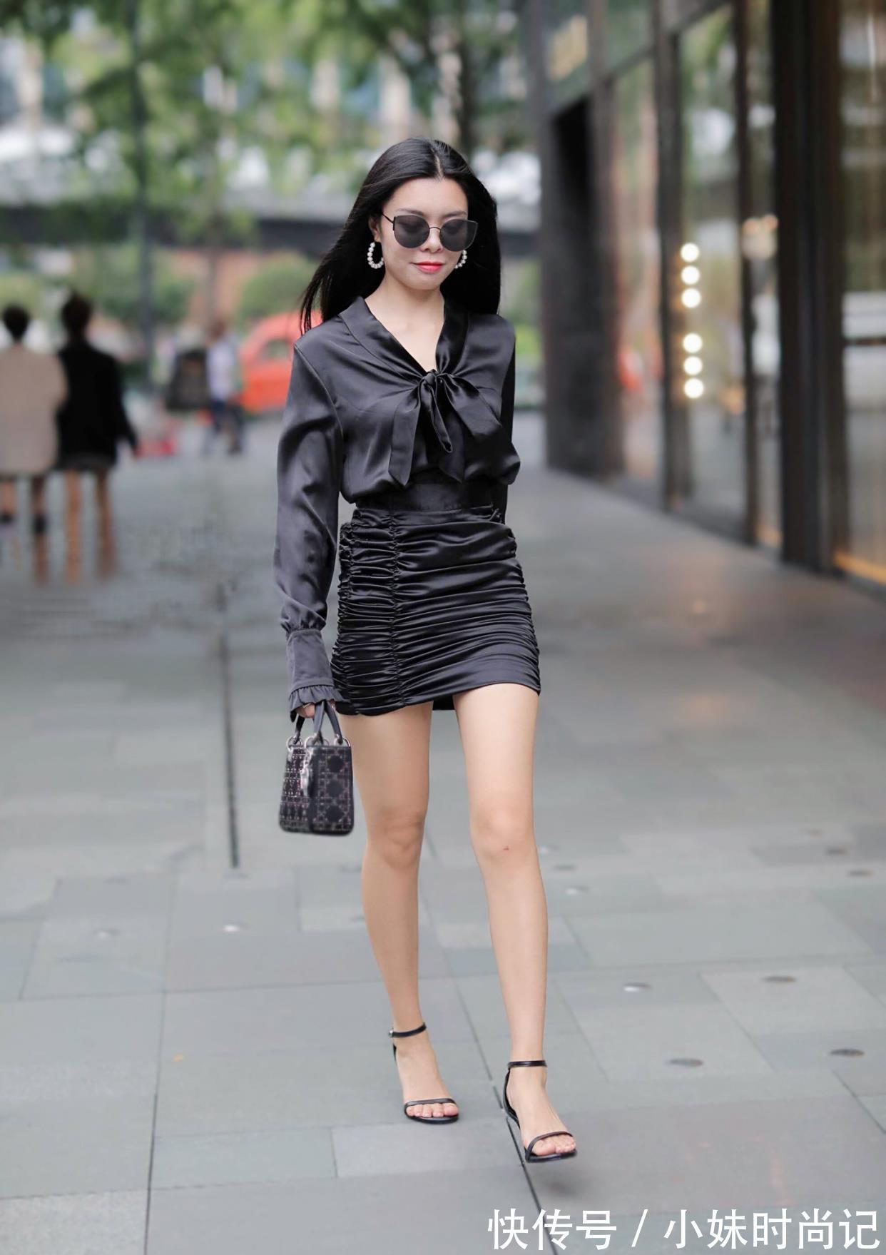 长袖衫 时尚穿搭:黑色长袖衫+黑色短裙+凉鞋