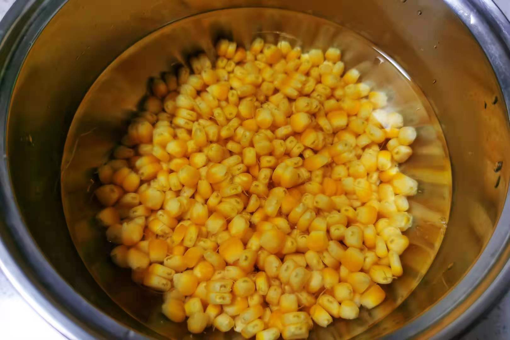 夏季,玉米的“简约”吃法,不煮不炖,简单煎一煎,上桌就秒光