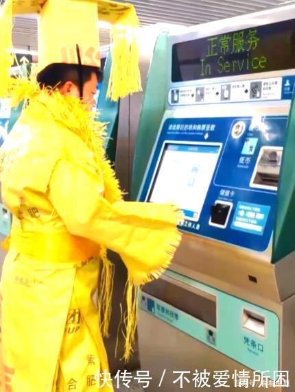 街头|90后小伙自制“龙袍”街头带货买海带,网友赐名尿素帝