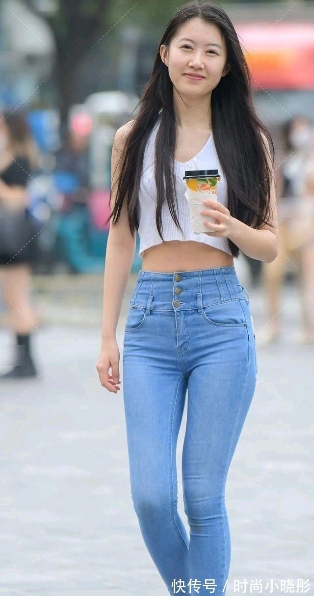 减龄 清新减龄的夏日穿搭,少不了收腰短衫+牛仔裤的组合,时尚显气质