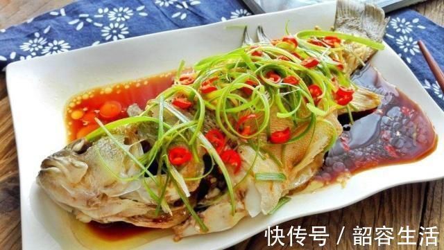 蒸鲈鱼时，这种“调料”可别放！很多人做错，难怪腥味重还不嫩