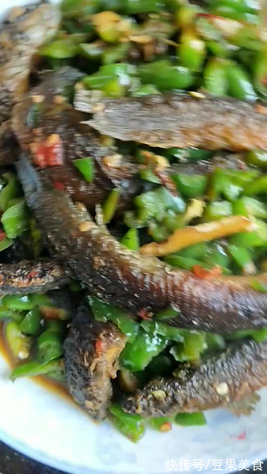 懒人必备这道炒泥鳅，简单几步，十分钟就上桌