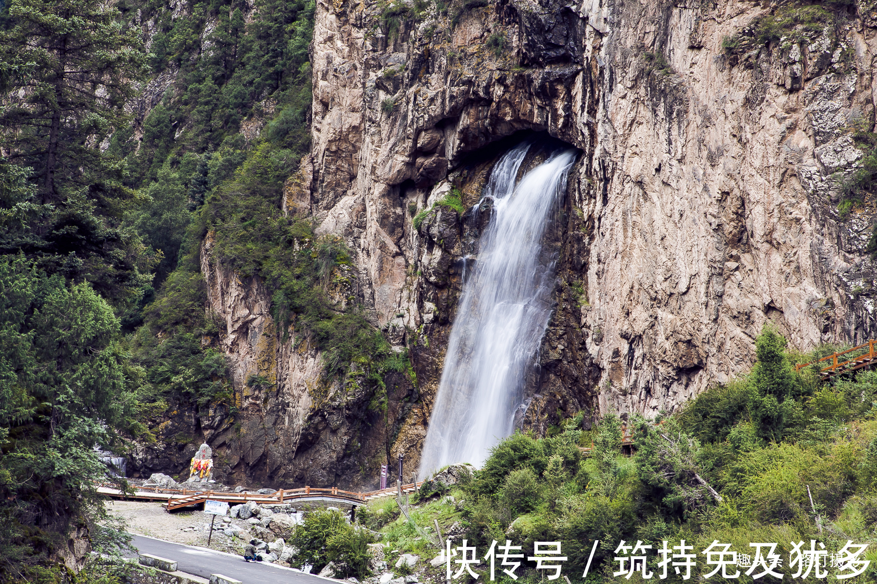 山洞|青海门源这条瀑布很神奇，从悬崖山洞流出，峭壁上达摩像若影若现