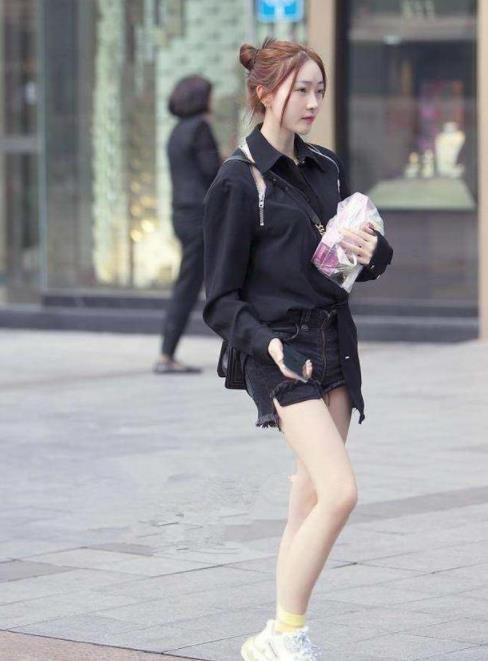 街拍:少见的红黑穿搭,勾画出女人的美妙身姿,吸引人的炙热目光
