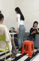 |搞笑GIF趣图有这样的闺蜜真好，姑娘好好珍惜吧。