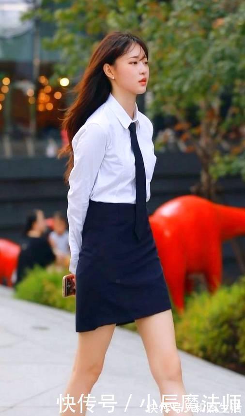 留意力 美女简洁的开衫搭配打底裤,配置的不一样,时尚又靓丽!