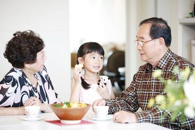 为何姥姥大多只会帮忙带娃到三岁？退出的原因，藏着老人的智慧