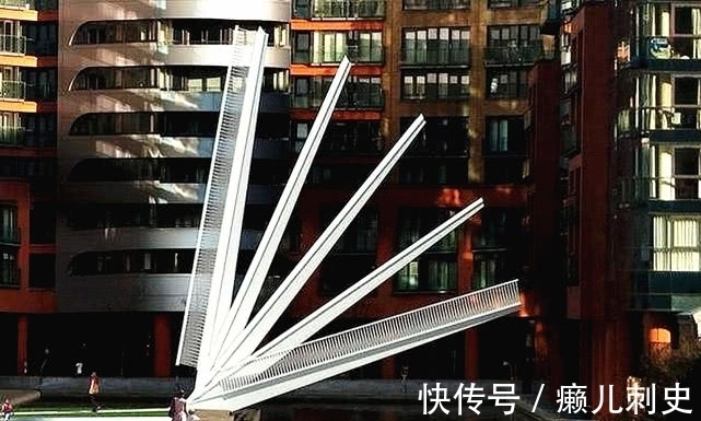 桥梁|极具创意！这座桥梁的设计与众不同，很多人不为过河专看它变化