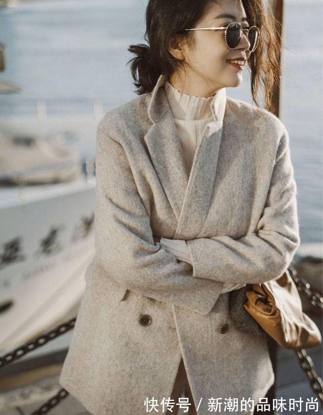 视觉效果 跟着时尚博主学穿搭,毛茸茸的卡其色外套配白裤,温柔简约又时尚!