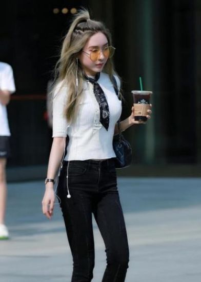 街拍：小姐姐尖下巴樱桃嘴，乌黑的长发，轻薄的白纱透出玲珑身材