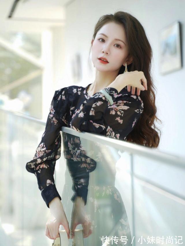 经验 优雅女人早秋都穿“连衣裙”,为你分享时髦的搭配经验,温婉知性