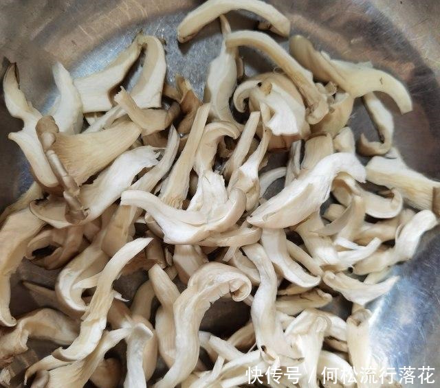 素炒木耳秀珍菇,青爽可口,老少皆宜