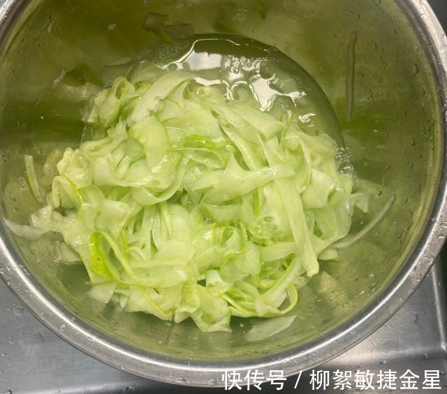 y黄瓜猪肉虾皮饺,皮包馅儿大,味道鲜美!