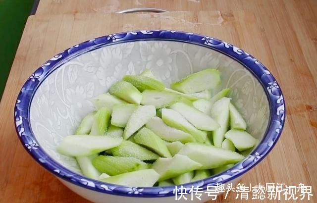 搅拌均匀|炒丝瓜时，很多人第一步就做错了，难怪炒的丝瓜发黑没食欲