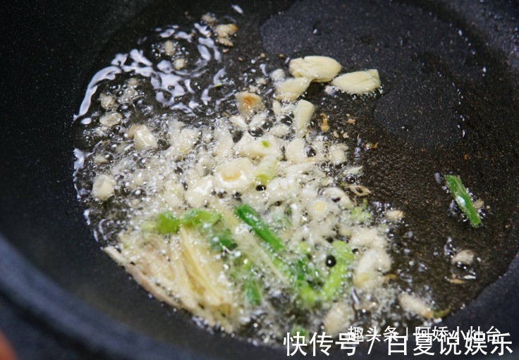 蘑菇条|不放肉、不凉拌、不炖豆腐,白菜最新吃法,比吃肉过瘾,真解馋