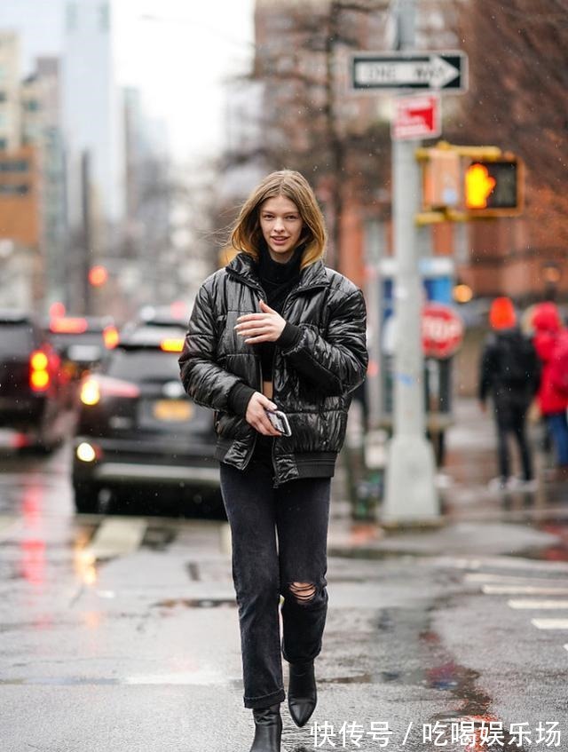 时髦 入冬了,该为自己选择一款棉服了,黑色的棉服百搭又时髦、还保暖!