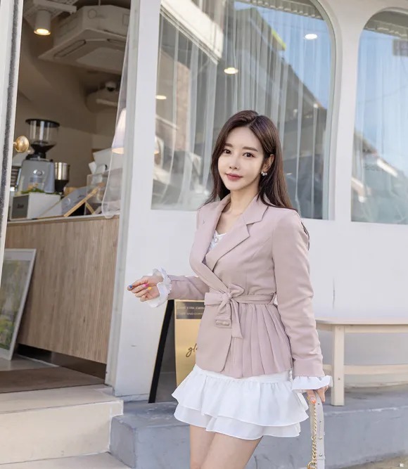 孙允珠,凤凰牡丹花蝶彩缀抹肩鱼尾裙