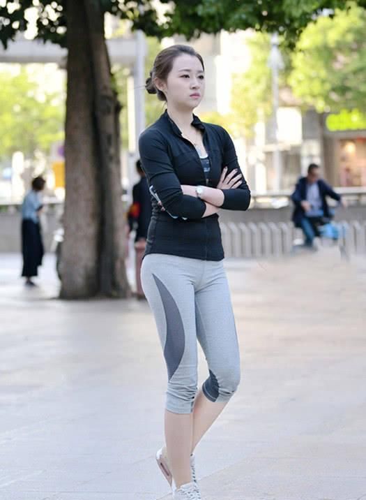 街拍美女：身姿挺拔，亭亭玉立的小姐姐，气质特别好