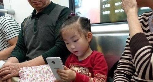 手机游戏|当代中国父母还在纵容孩子玩手机时,国外却公布了这么一条消息