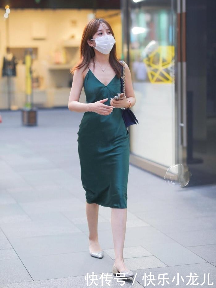 立马|一件墨绿色连衣裙在身,气质立马变得不一样