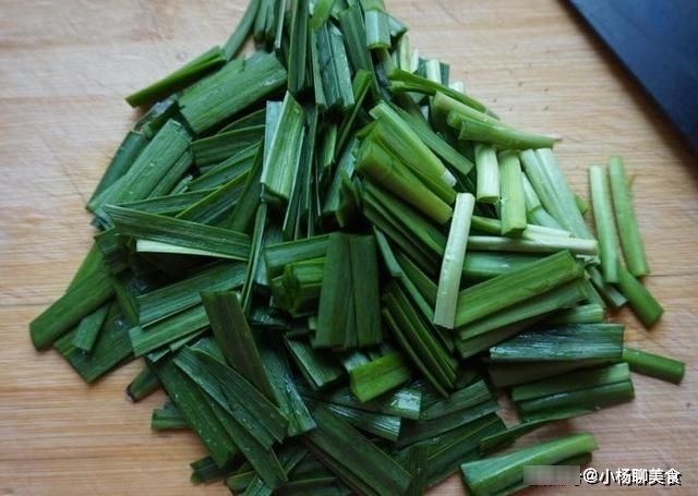  韭菜炒豆干时，直接下锅炒就错了，用上这个技巧，韭菜又脆又嫩