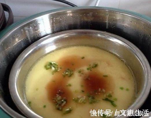 蒸鸡蛋羹不要直接加水，蒸前多加这一步，鸡蛋又滑又嫩无蜂窝！