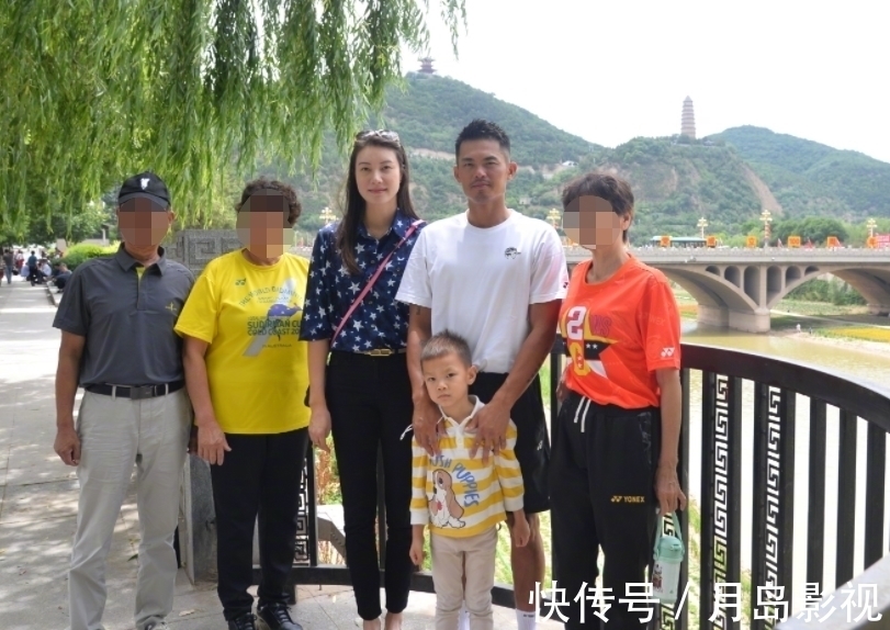 小小年纪|39岁谢杏芳携儿子旅游，5岁儿子大长腿很扎眼，长相神似林丹