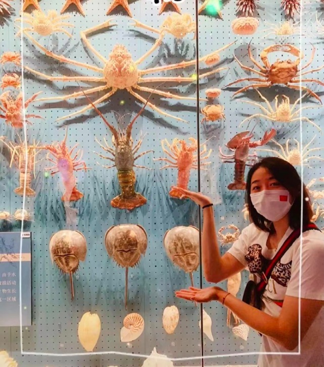 中国女排|朱婷仍未进行手术,十一假期与姚迪游玩,14岁妹妹身高已1米8