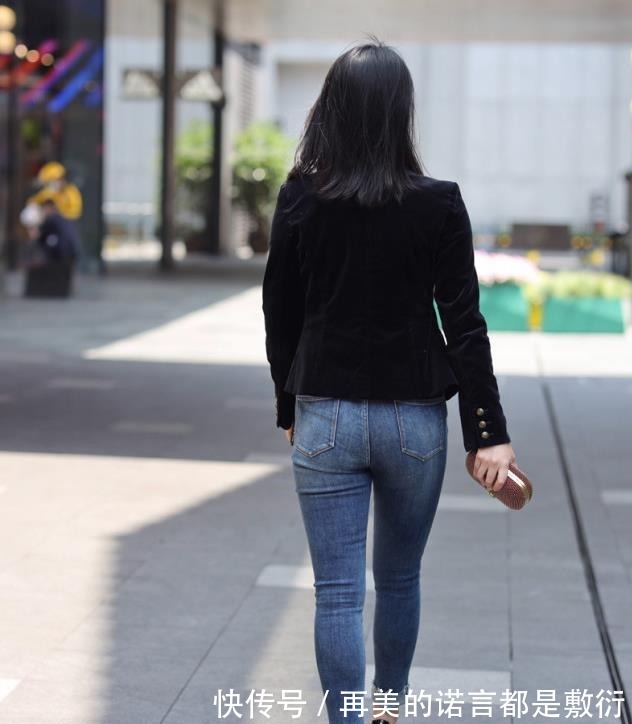小姐姐|黑色休闲西装搭配修身牛仔裤,时尚经典,自信大方