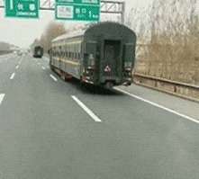 |搞笑GIF:千万别惹女司机,疯起来连自己车都砸!