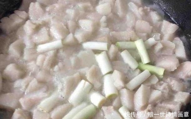 熬猪油时,大部分人只懂加水!多加这两种食材,熬出来乳白鲜香