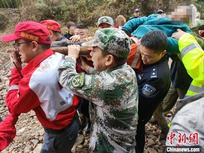 皮划艇|八旬老人被困深山48小时 300余人“水陆空”成功搜救