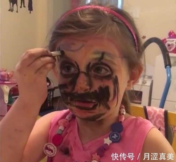 化妆品|3岁“超成熟女孩”偷偷化妆,妆后妈妈被狠狠惊艳,简直判若两人