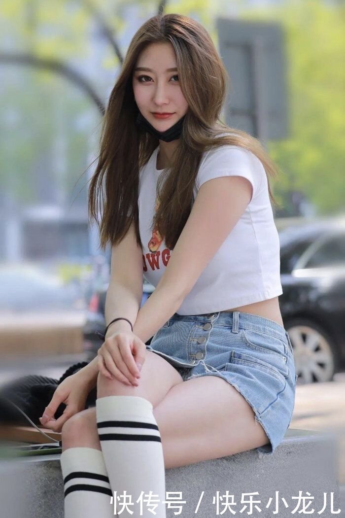 曲线|白色紧身露脐短袖,勾勒出丰满的曲线,在时尚中多了几分优雅