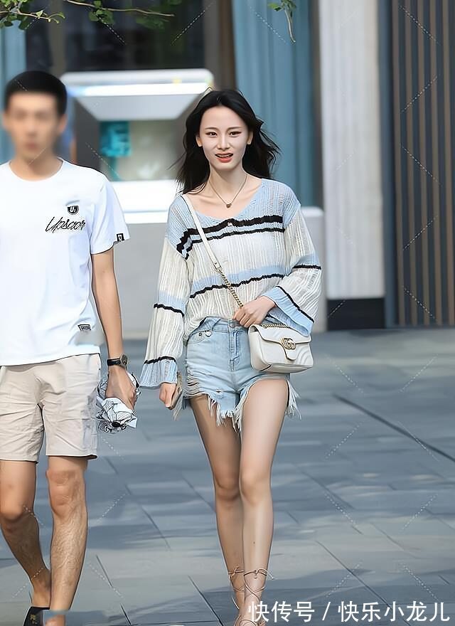 穿搭 喇叭袖针织衫搭配上宽松的牛仔短裤,慵懒又时尚,特别凸显身材