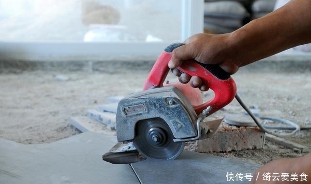 泥瓦工|卫生间铺瓷砖,墙压地还是地压墙?两者有什么区别?哪一种更好?