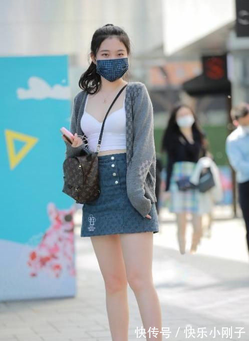 版型 白色吊带背心外搭针织开衫,下搭可爱半身裙,潮流范儿满满