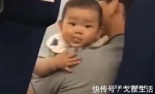 叮叮|“馋猫宝宝”高铁上看到有人吃东西,流了爸爸一肩膀口水,太萌了