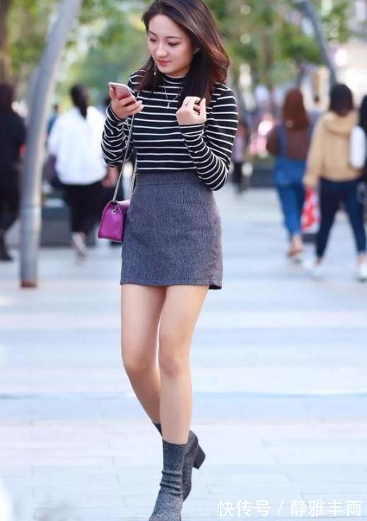 气质|街拍:蓝色无袖连衣裙,小姐姐长发飘飘,气质不凡