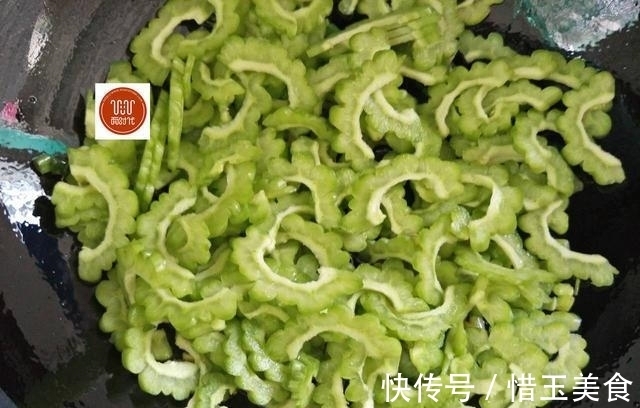 快手|苦瓜换种做法，很多人没吃过，简单快手，比肉还香！