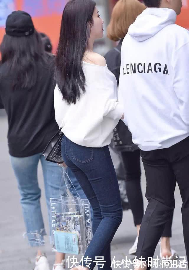 性感|时尚穿搭:白色斜肩上衣搭配深色牛仔裤,时髦性感,清纯动人